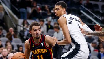 San Antonio (United States), 01/12/2023.- Atlanta Hawks guard Trae Young (L) in action against San Antonio Spurs center Victor Wembanyama of France (R) during the second half of an NBA game between the San Antonio Spurs and the Atlanta Hawks at Frost Bank Center in San Antonio, Texas, USA, 30 November 2023. (Baloncesto, Francia) EFE/EPA/ADAM DAVIS SHUTTERSTOCK OUT
