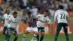 RIO DE JANEIRO, BRAZIL - AUGUST 27: Paulo Henrique Ganso of Fluminense compete for the ball with Marcos Rocha and Dudu of Palmeiras during the match between Fluminense and Palmeiras as part of Brasileirao 2022 at Maracana Stadium on August 28, 2022 in Rio de Janeiro, Brazil. (Photo by Wagner Meier/Getty Images)