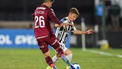 Argentina's Lanus Leonel Di Placido (L) and Uruguay's Wanderers Bruno Veglio vie for the ball during their Copa Sudamericana group stage football match at the Centenario stadium in Montevideo, on April 28, 2022. (Photo by DANTE FERNANDEZ / AFP)