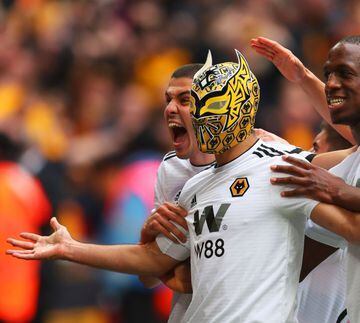 El actual atacante de la Selección Mexicana celebró algunos de sus goles con los Wolves con la máscara del luchador mexicano Sin Cara, festejo que le dio la vuelta al mundo y maravilló a la afición británica.