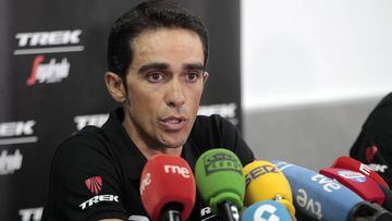 Alberto Contador atiende a los medios de comunicaci&oacute;n durante la pasada Vuelta a Espa&ntilde;a.