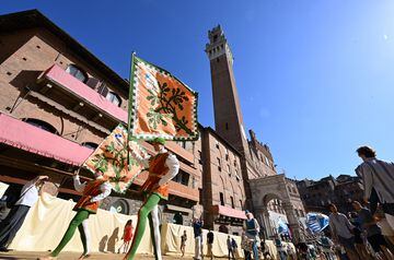 El recorrido transcurre en la centrica Piazza del Campo, en  honor a la Virgen de Provenzano (Palio di Provenzano).