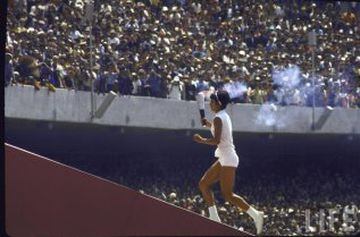 Fue la primera mujer en encender el pebetero de los Juegos Olímpicos, esto luego de hacerlo en 1968.
