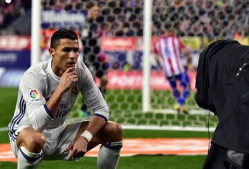 El jugador portugués del Real Madrid, Cristiano Ronaldo, celebró un gol al Atlético de Madrid en Liga posando así delante de una cámara de televisión. 


