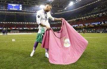 Sergio Ramos doing his bullfighter's capote party piece