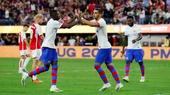 Los Angeles (United States), 27/07/2023.- Barcelona forward Ferran Torres (R) celebrates with Barcelona forward Ousmane Dembele after scoring during the second half of the 2023 Soccer Champions Tour match opposing Arsenal FC and Barcelona FC at SoFi Stadium in Los Angeles, California, USA, 26 July 2023. EFE/EPA/ETIENNE LAURENT
