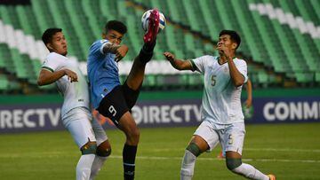 Uruguay's Alvaro Rodriguez (C) and Bolivia's Ervin Vaca (R) vie for the ball during their South American U-20 championship first round football match at the Pascual Guerrero stadium in Palmira, Colombia, on January 26, 2023. (Photo by JOAQUIN SARMIENTO / AFP) (Photo by JOAQUIN SARMIENTO/AFP via Getty Images)