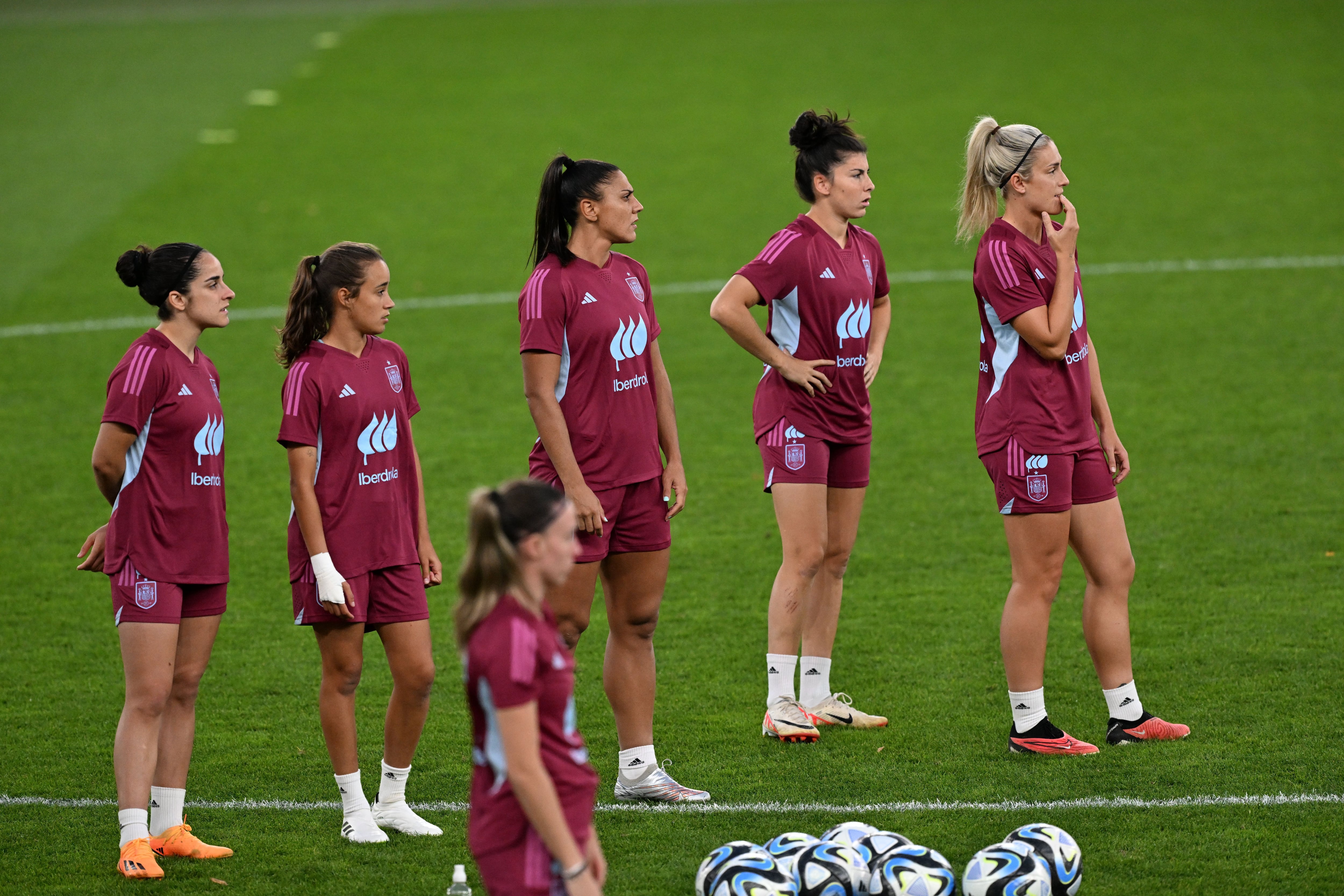 Gothenburg (Sweden), 21/09/2023.- Spain's women's national soccer team player Alexia Putellas (R) attends a training session at Gamla Ullevi stadium in Gothenburg, Sweden, 21 September 2023. Spain's national team will face Sweden in a UEFA Nations League soccer match on 22 September. (España, Suecia, Gotemburgo) EFE/EPA/Bjorn Larsson Rosvall SWEDEN OUT
