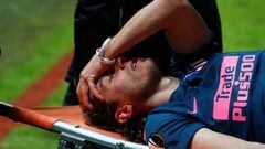 El lateral izquierdo del Atl&eacute;tico de Madrid, Filipe Luis, siendo retirado en camilla.