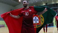 El futbolista portugu&eacute;s Ricardinho posa con la bandera de Portugal tras un partido ante Serbia.