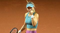 La tenista española Paula Badosa celebra un punto durante su partido ante Aryna Sabalenka en el torneo de Stuttgart.