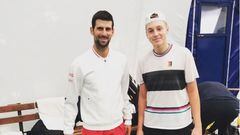 Los tenistas serbios Novak Djokovic y Hamad Medjedovic posan durante un entrenamiento.
