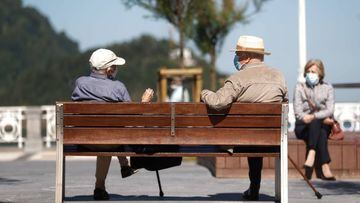 Unos ancianos conversan en el paseo de la Concha de San Sebasti&aacute;n.