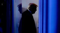 El presidente de los Estados Unidos, Donald Trump, se retira despu&eacute;s de hablar durante la sesi&oacute;n informativa diaria sobre el nuevo coronavirus, que causa el COVID-19, en la Sala de Informaci&oacute;n Brady de la Casa Blanca el 17 de abril de 2020 en Washington, DC.