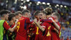 Bucharest (Romania), 21/06/2023.- Spain's Alex Baena celebrates with teammates after scoring the 0-1 lead during the UEFA Under-21 Championship group stage match between Romania and Spain in Bucharest, Romania, 21 June 2023. (Rumanía, España, Bucarest) EFE/EPA/ROBERT GHEMENT
