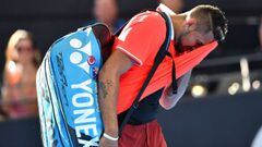 El tenista australiano Nick Kyrgios abandona la pista tras perder contra el franc&eacute;s Jeremy Chardy en la segunda ronda del torneo de Brisbane (Australia).