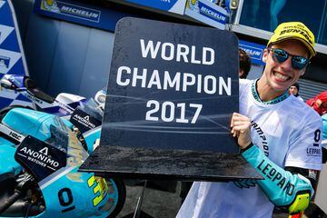 En Australia y cuando aún restaban dos carreras del Mundial, Joan Mir se proclama campeón de Moto3 tras una carrera sobre agua y suspendida a siete vueltas del final. 