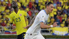 Uruguay's forward Darwin Nunez (R) celebrates next to Colombia's defender Davinson Sanchez after scoring his team's second goal from the penalty spot during the 2026 FIFA World Cup South American qualification football match between Colombia and Uruguay at the Roberto Melendez Metropolitan Stadium in Barranquilla, Colombia, on October 12, 2023. (Photo by Raul ARBOLEDA / AFP)