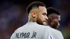 LILLE, FRANCE - AUGUST 21: Neymar Jr of Paris Saint Germain  during the French League 1  match between Lille v Paris Saint Germain at the Stade Pierre Mauroy on August 21, 2022 in Lille France (Photo by Rico Brouwer/Soccrates/Getty Images)