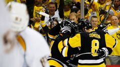 Los Pittsburgh Penguins celebran la victoria ante los Nashville Predators