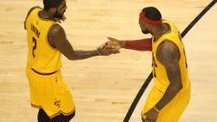 LeBron James y Kyrie Irving, tras protagonizar una acci&oacute;n positiva ante los Cavaliers.