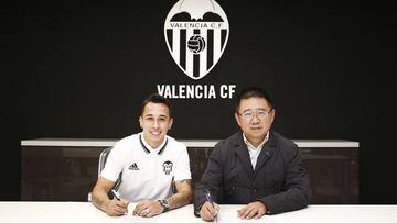 Orellana firmando el contrato que le vincula al Valencia. 