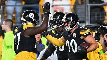PITTSBURGH, PENNSYLVANIA - SEPTEMBER 18: T.J. Watt #90 of the Pittsburgh Steelers is congratulated by Broderick Jones #77 after scoring a touchdown on a fumble recovery against the Cleveland Browns during the fourth quarter at Acrisure Stadium on September 18, 2023 in Pittsburgh, Pennsylvania.   Joe Sargent/Getty Images/AFP (Photo by Joe Sargent / GETTY IMAGES NORTH AMERICA / Getty Images via AFP)
