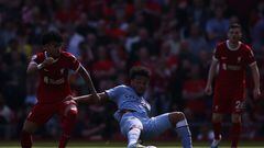 Liverpool (United Kingdom), 20/05/2023.- Luis Díaz of Liverpool in action against Boubacar Kamara of Aston Villa during the English Premier League match between Liverpool FC and Aston Villa in Liverpool, Britain, 20 May 2023. (Reino Unido) EFE/EPA/ADAM VAUGHAN EDITORIAL USE ONLY. No use with unauthorized audio, video, data, fixture lists, club/league logos or 'live' services. Online in-match use limited to 120 images, no video emulation. No use in betting, games or single club/league/player publications.
