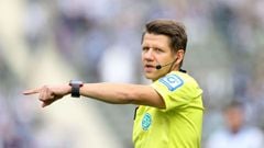 BERLIN, GERMANY - OCTOBER 02: Referee Patrick Ittrich during the Bundesliga match between Hertha BSC and Sport-Club Freiburg at Olympiastadion on October 02, 2021 in Berlin, Germany. (Photo by Alexander Hassenstein/Getty Images)