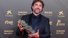 Spanish actor Javier Bardem poses with the Goya award to the best actor for "El buen patron" (The Good Boss) during a photocall following the 36th Goya awards ceremony at the Palau de les Arts in Valencia, on February 12, 2022. (Photo by LLUIS GENE / AFP) (Photo by LLUIS GENE/AFP via Getty Images)