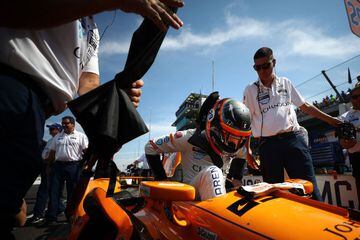 El español Fernando Alonso entrando al coche antes de su  participación en la última sesión de entrenamientos de las 500 Millas de Indianápolis 