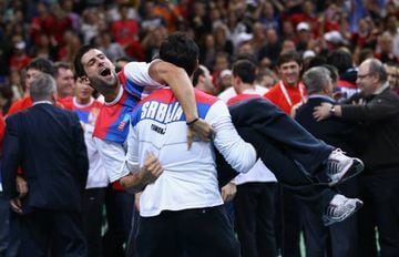 Novak Djokovic celebra con sus compañeros el triunfo ante Francia en 2010.