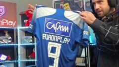 AuronPlay recibe la camiseta de Millonarios