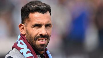 (FILES) In this file photo taken on April 17, 2022 West Ham's Argentinian forward Carlos Tevez does a lap of honour prior to the English Premier League football match between West Ham United and Burnley at the London Stadium, in London. - Tevez accepted Argentinian Rosario Central�s proposal for him to be the team�s coach on June 16, 2022, according to the local press. (Photo by JUSTIN TALLIS / AFP) / RESTRICTED TO EDITORIAL USE. No use with unauthorized audio, video, data, fixture lists, club/league logos or 'live' services. Online in-match use limited to 120 images. An additional 40 images may be used in extra time. No video emulation. Social media in-match use limited to 120 images. An additional 40 images may be used in extra time. No use in betting publications, games or single club/league/player publications. / 