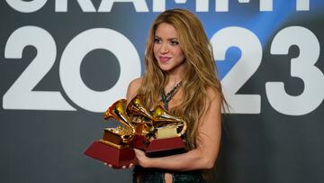La cantante Shakira, posa con los 3 Grammy que le han sido otorgados durante la gala de entrega de los Latin Grammy 2023, en el Palacio de Congresos de Sevilla, a 16 de noviembre de 2023, en Sevilla, Andalucía (España). Sevilla ha acogido hoy la 24ª edición de los Grammy Latinos, galardones que reconocen la excelencia artística y técnica de la música iberoamericana. Es la primera vez desde el año 2000 en que los Latin Grammy se han celebrado fuera de Estados Unidos y también en que la entrega de premios se ha emitido internacionalmente. La gala se ha podido seguir a través de La 1 y RTVE Play.
16 NOVIEMBRE 2023;GRAMMYS;LATINO;MÚSICA;PREMIOS;SEVILLA;ANDALUCÍA;GRAMMY;CANTANTES;GRAMÓFONO DORADO
Joaquin Corchero / Europa Press
17/11/2023