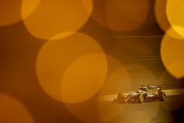 Una imagen muy setentera la tomada a Lewis Hamilton durante el GP de Bahrain.