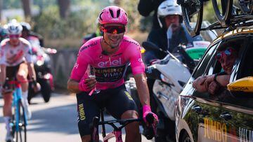 Primoz Roglic toma vino espumoso camino de Roma para celebrar su victoria en el Giro.