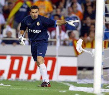 El portero del Valencia, Atlético y Deportivo de la Coruña estuvo retirado durante diez meses cuando le diagnosticaron un cáncer de testículo en 2002. Tras su recuperación volvió a defender la portería coruñesa.