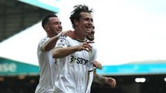 LEEDS, ENGLAND - AUGUST 06:  Brenden Aaronson of Leeds United celebrates with team mates after scoring the match winning goal during the Premier League match between Leeds United and Wolverhampton Wanderers at Elland Road on August 06, 2022 in Leeds, England. (Photo by David Rogers/Getty Images)