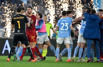 Jugadores de la Lazio discuten con los de la Roma en la tangana final.