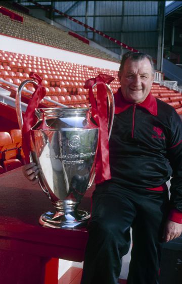 Bob Paisley, leyenda 'red', posa en Anfield con una de las tres Copas de Europa que ganó como entrenador del Liverpool.