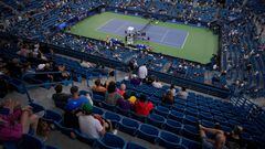 MASON, OHIO - AUGUST 17: Fans gather at Center Court for the continuation of the match between Carlos Alcaraz of Spain and Tommy Paul of the United States on day 5 at the Western & Southern Open at Lindner Family Tennis Center on August 17, 2023 in Mason, Ohio.   Aaron Doster/Getty Images/AFP (Photo by Aaron Doster / GETTY IMAGES NORTH AMERICA / Getty Images via AFP)