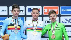 Wout Van Aert, Mathieu van der Poel y Tadej Pogacar posan en el podio en la prueba de fondo de los Mundiales de Ciclismo de Glasgow 2023.