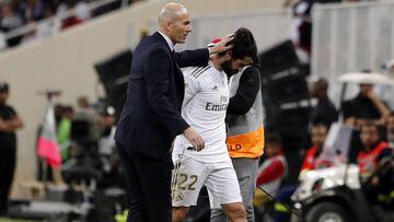 Zidane saluda a Isco tras sustituirle en la final de la Supercopa de Espa&ntilde;a 2020 contra el Atl&eacute;tico de Madrid.