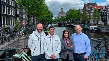 Stewart Hosford y Guillermo Altadill del equipo Sail Team BCN con Ana Pimenta y Eduard van Benthem de Foundation Zero.