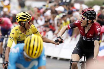 Geraint Thomas, campeón del Tour 2018, felicita en la meta de Val Thorens a su compañero Egan Bernal, que ganará el Tour 2019.