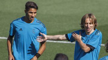 Achraf, con Modric, en un entrenamiento del Real Madrid.