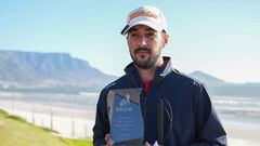 El golfista español Alejandro de Miguel posa con el título de campeón del mundo tras el Mundial de Golf para Ciegos de Sudáfrica.