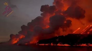 La impresionante imagen de la lava construyendo de noche la nueva fajana de La Palma