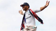 NORTHAMPTON, ENGLAND - JULY 10: Lewis Hamilton of Great Britain and Mercedes GP celebrates his win on the start finish straight after the Formula One Grand Prix of Great Britain at Silverstone on July 10, 2016 in Northampton, England. (Photo by Clive Mason/Getty Images)